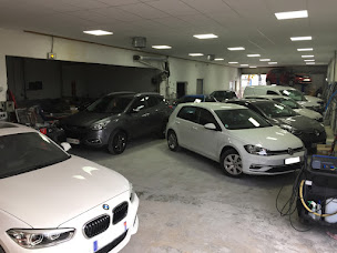 Photo n°2 de AD Carrosserie DES PYRENEES à Narbonne (Atelier de carrosserie automobile)