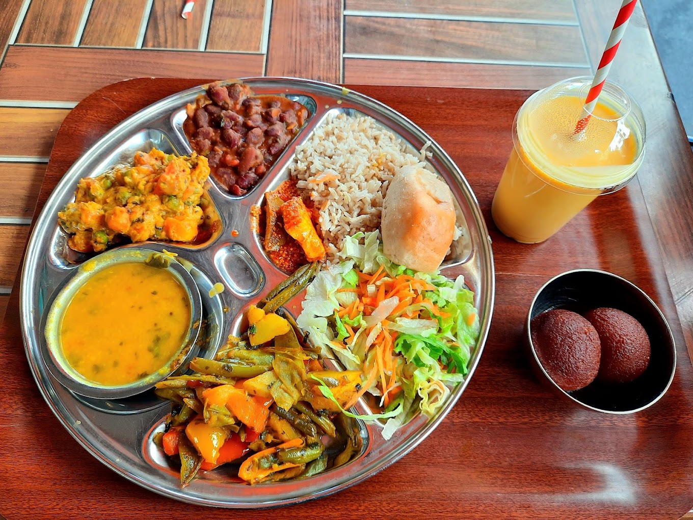 Discover the best vegan restaurants in Covent Garden! From cozy cafes to upscale restaurants, we've got you covered. Find plant-based options for every meal and taste bud. #veganfood #londonfoodguide #londonveganrestaurants | Best vegan restaurants in London | Vegan Breakfast | Vegan Lunch | Vegan Dinner | Vegan Desserts | Places To Eat In London