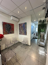 Photo n°12 de Dr Philippe Zbili Dentiste Marseille 13011 - Implant dentaire invisalign à Marseille (Service de blanchiment des dents)