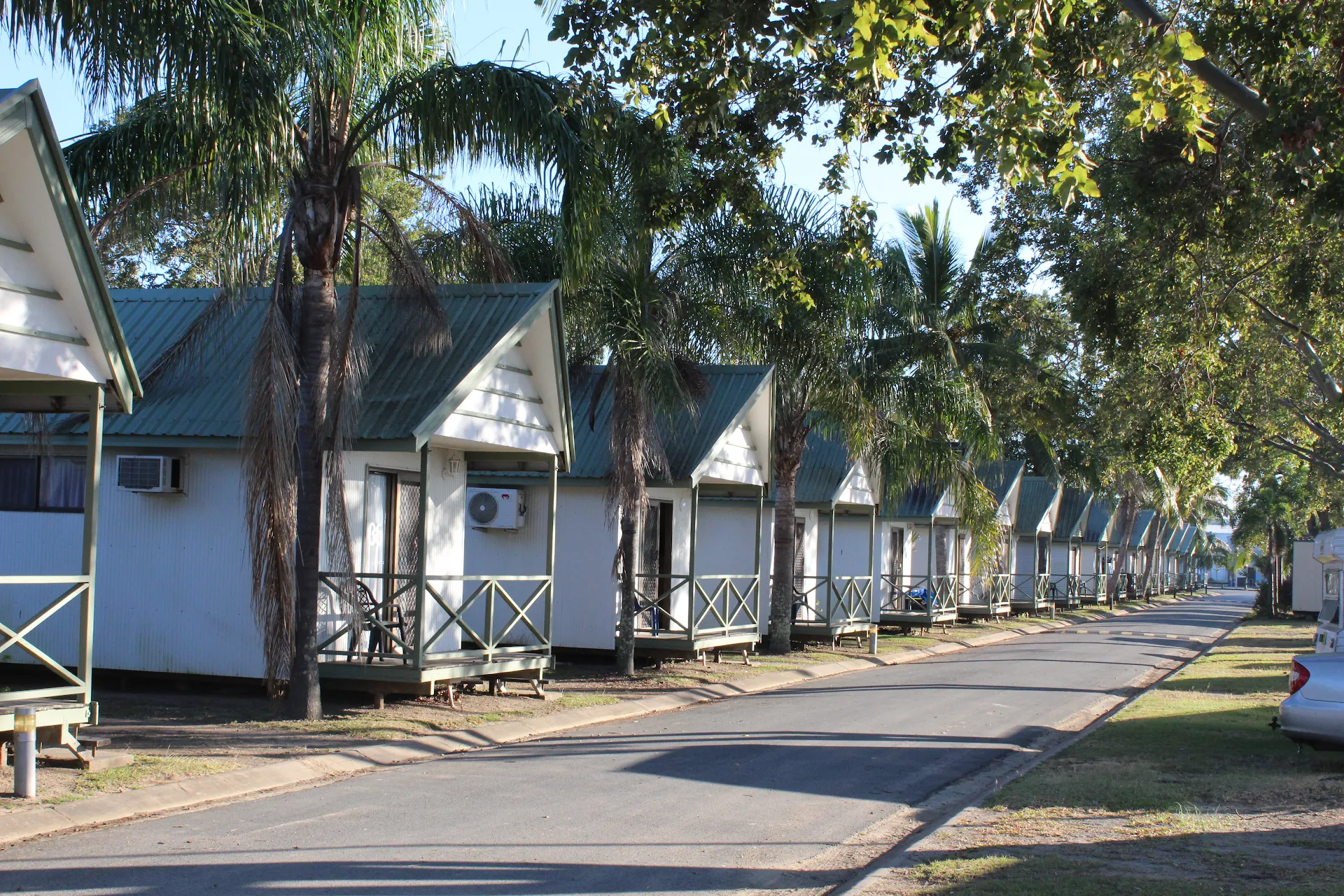 CENTRAL TOURIST PARK MACKAY -" PAY FOR 2, STAY FOR 3 " -Budget Accommodation 2 km from Mackay City Heart