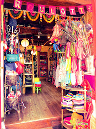 Photo n°16 de La Roulotte à Granville (Magasin de vêtements vintage)