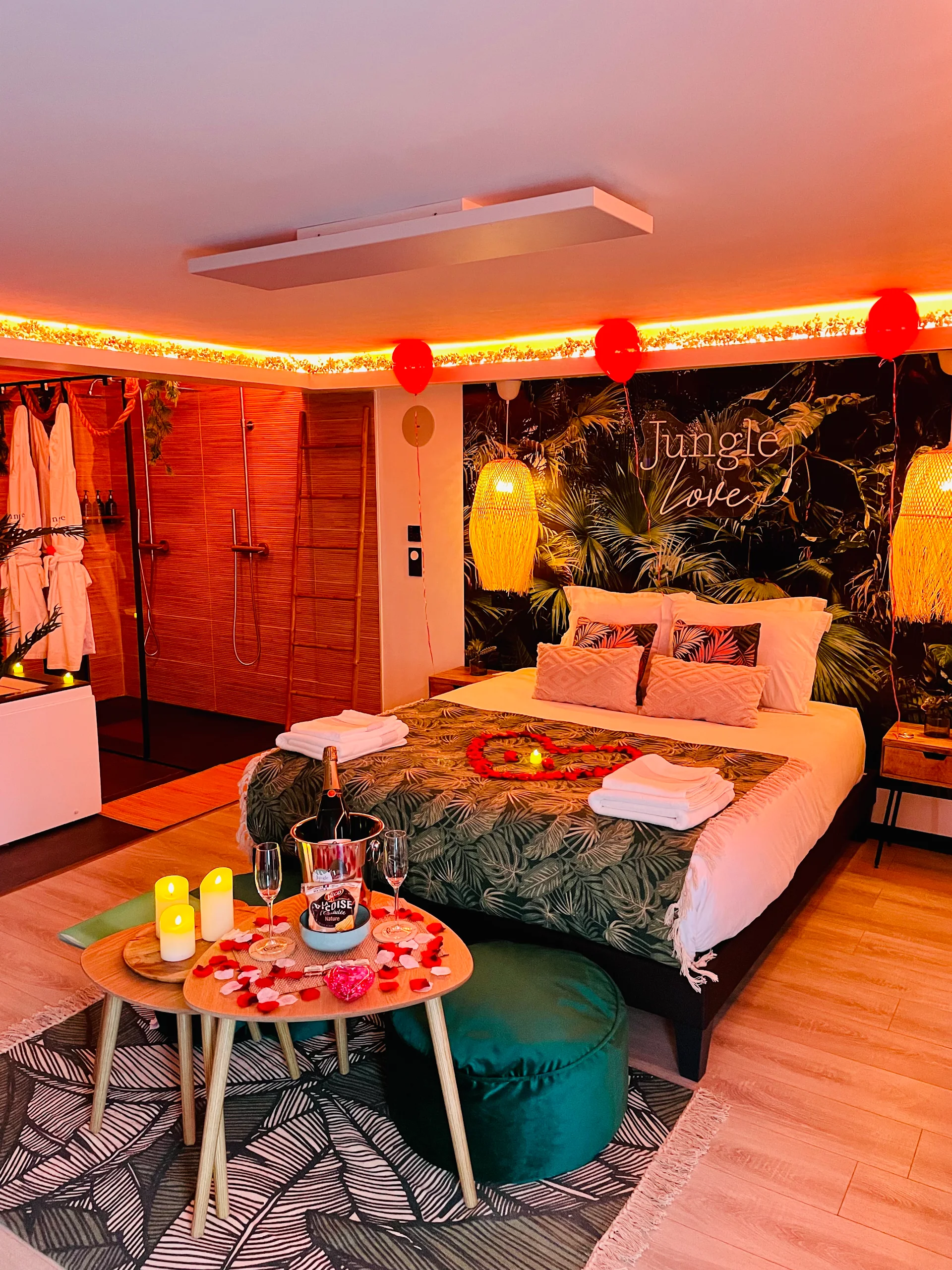 JUNGLE LOVE LOVEROOM