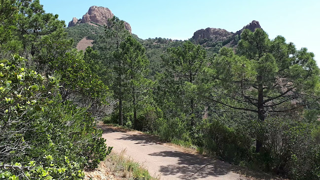 Opinii despre Parking du rocher de Saint-Barthélémy în Saint-Raphaël - Parking