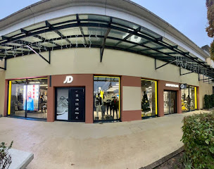 Photo n°2 de JD Sports Le Mans Family Village à Le Mans (Magasin de vêtements de sport)