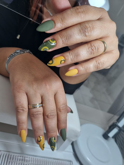 Μανικιούρ Πεντικιούρ | NAIL STORIES BY LUCY