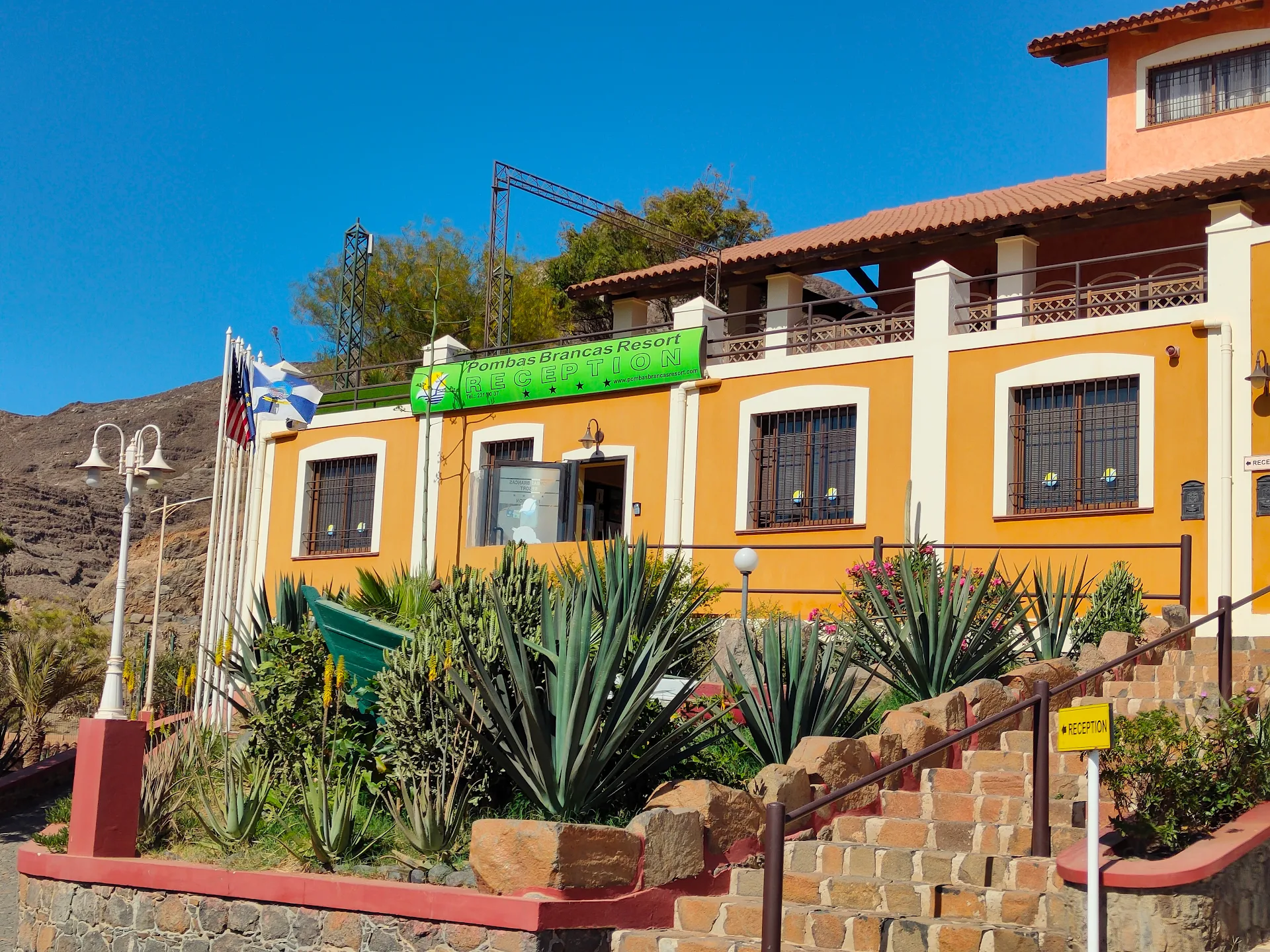 Hotel Belvedere, Pombas Brancas