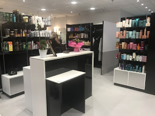 Photo n°26 de Eleganzza by Gina Gino - salon de coiffure à Flins-sur-Seine (Salon de coiffure)