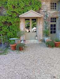 Photo n°3 de Antiquites & Tapissier à Villars (Magasin de meubles)