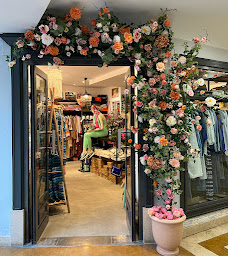 Photo n°1 de Les Secrets de Camille Saint-Tropez, vêtements femme, chaussures, bohème, concept store, mode tropezienne, articles de yoga à Saint-Tropez (Magasin de chaussures)