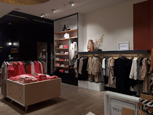 Photo n°5 de Caroll à Écully (Magasin de vêtements pour femmes)