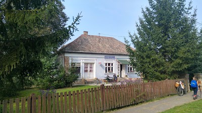 Photos of Lila Pressz&oacute;