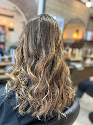 Photo n°6 de Salon Courbet à Besançon (Salon de coiffure)