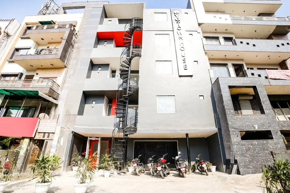 OYO Townhouse 372 The Chaitanya'S Near Samaypur Badli Metro Station
