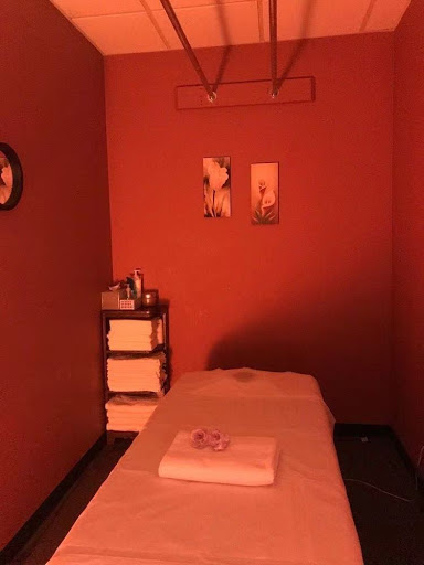 Half Moon | Spa | Massage - Thumbnail