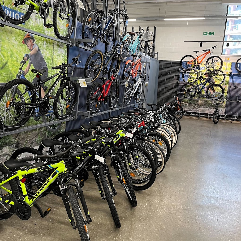 Discover the best bike shops in Canary Wharf! From top-notch repairs to custom bikes and quality gear, explore our guide to find the perfect cycling solutions in this vibrant London district.