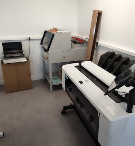 A coté de Senior Compagnie, en rez de jardin, Centre d'affaires Le triangle, 17 Rue de Sarliève, 63800 Cournon-d'Auvergne