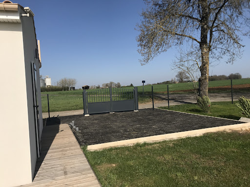 Photo de Location saisonnière chez jo et bruno maison individuelle 45 m2 avec piscine et terrains à Gémozac (17260)