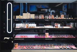 Photo n°11 de MAC Cosmetics à Puteaux (Maquilleur.euse)