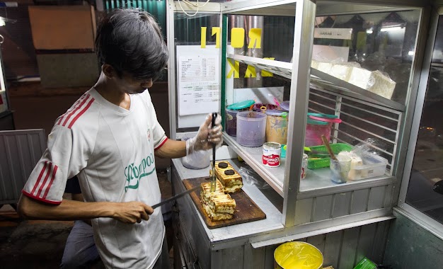 Roti Bakar Dagedu, Author: Roti Bakar Dagedu