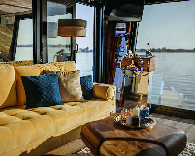 Lübeck 1 Hausboot photo