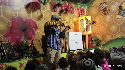 Photos of מאחורי הדבש
