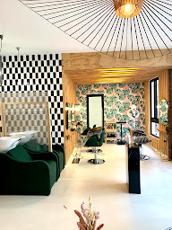 Photo n°28 de Priscille Artisan Coiffeur Coloriste / David Rivera Praticien Shiatsu & Bien-Etre à Paris (Institut de massages)