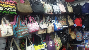 Photo n°16 de SOUVENIRS BAZAR à Paris (Bazar)