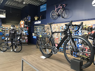 Photo n°3 de Véloland Cognac REVbikes à Châteaubernard (Magasin de vélos d'occasion)