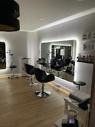 Photo n°1 de Elégance Coiffure à Le Mesnil-Esnard (Institut de beauté)