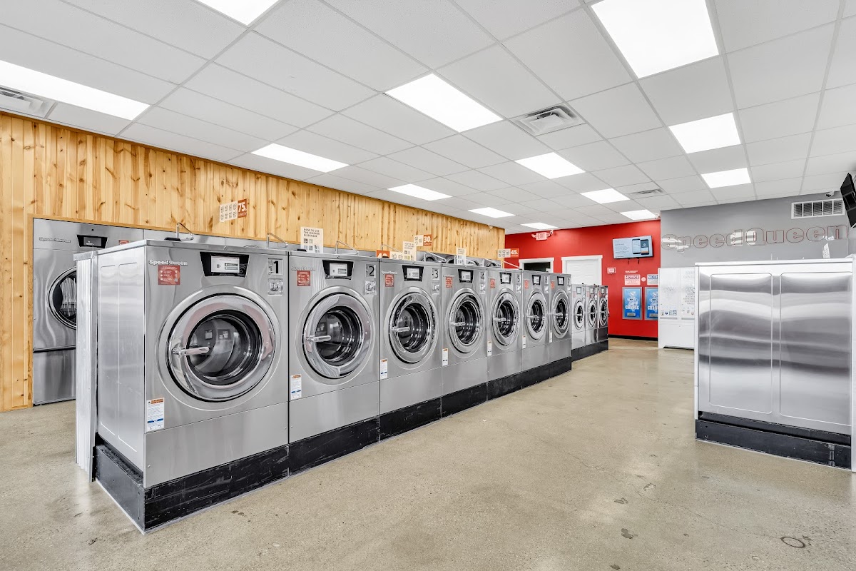 Laundromat llc facility with washing machines in Warren