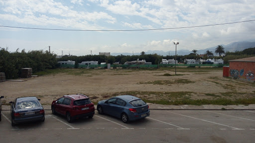 zona de parking con agua cerca