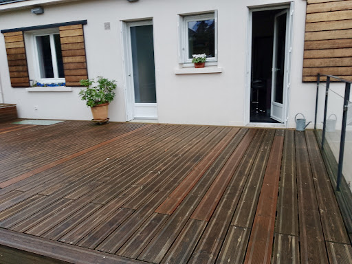 Une terrasse en bois donne souvent un rendu magnifique...