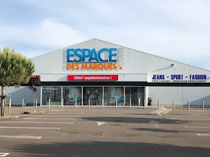 Photo n°3 de ESPACE DES MARQUES - JARD-SUR-MER à Jard-sur-Mer (Magasin de vêtements pour jeunes)