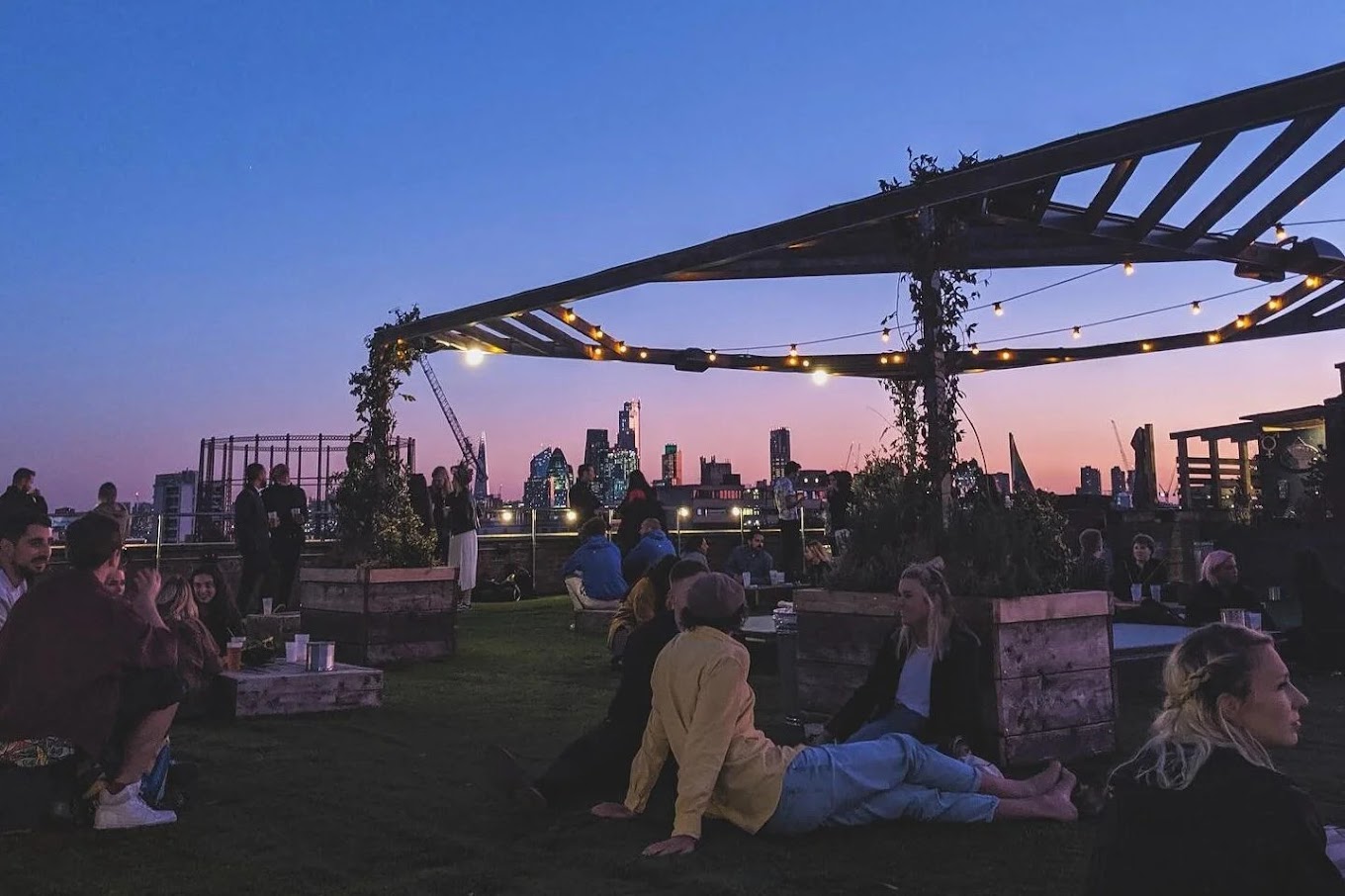 Discover the top bars in London with stunning views of the city skyline. From rooftop bars to riverside pubs, our guide will take you on a journey through the best places to sip a cocktail and take in the breathtaking views of London's iconic landmarks. #londonnightlife #londonbars | The Best Bars In London | London Bars With Views | Best Bars With City View In London | Best Places For Drinks In London | London Nightlife Guide | Best Nightlife Areas In London