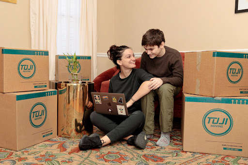 Tuji Moving - Visual