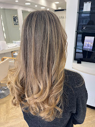 Photo n°13 de Dessange Rennes centre - Les Halles - Salon de coiffure - SPA - Coloriste - Coiffeur à Rennes (Institut de spa et bien-être)