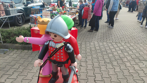 Flohmarkt auf dem Parkplatz Möbel Heinrich - Thumbnail