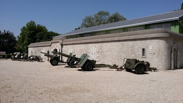 Museo Delle Forze Armate 1914-1945 - L'oggetto del giorno… Oggi presentiamo  un oggetto tanto curioso nella forma quanto terribile nello scopo d'uso:  una noccoliera (chiamata anche volgarmente pugno di ferro o tirapugni)