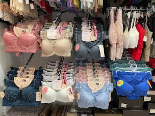 Photo n°3 de Influence à Bandol (Magasin de vêtements pour femmes)