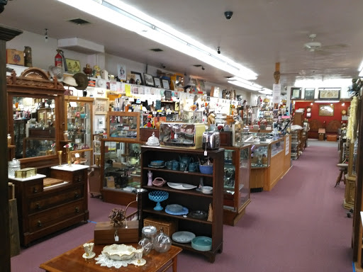 Le'Stuff Antique Mall - Visual