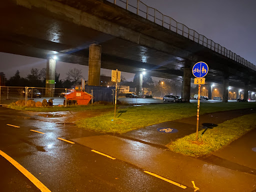 Parkplatz unter der Stelzenbrücke - Thumbnail