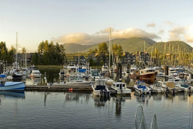 Water's Edge Shoreside Suites