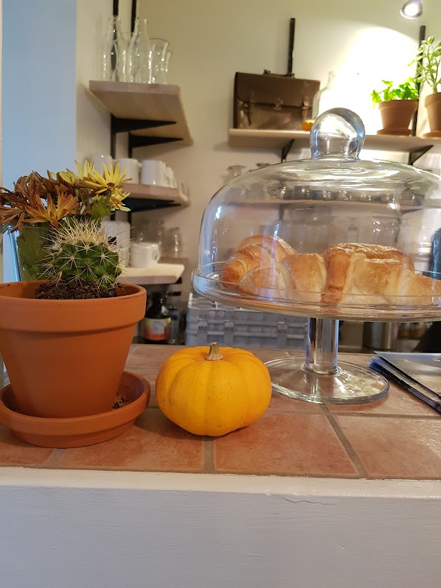 Le Charlotte Café Bistro