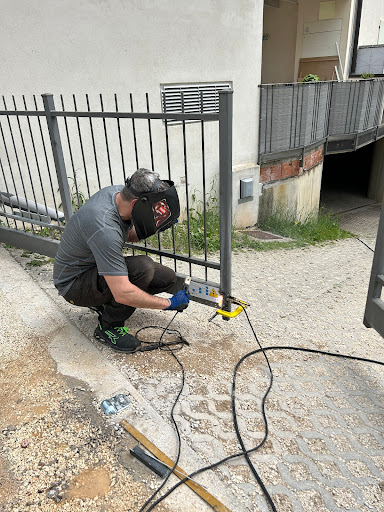 Fabbro Carlo Rambotti - Serrature Blindate e Installazione Infissi