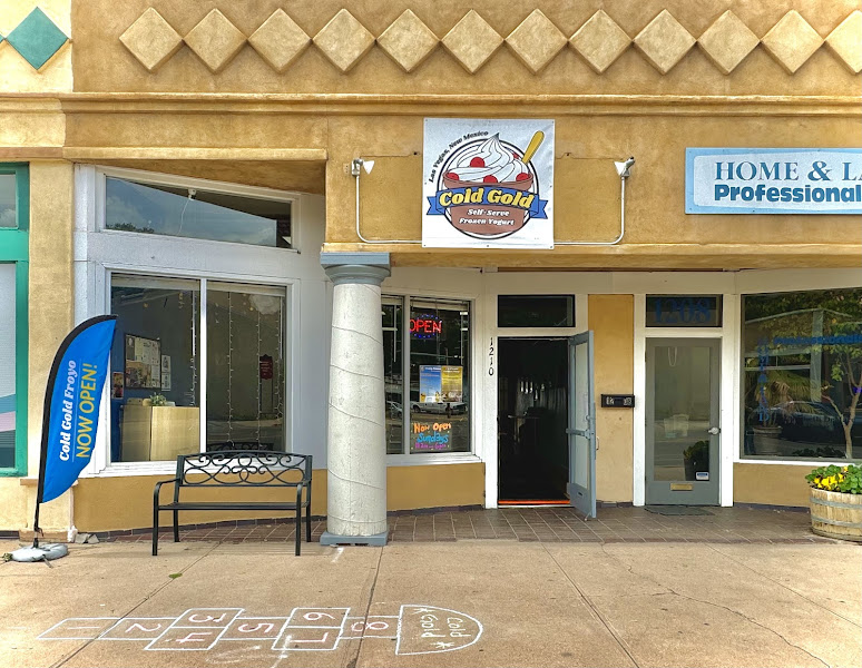 Cold Gold Frozen Yogurt — photo