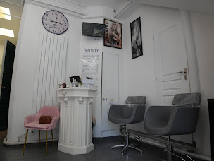 Photo n°26 de Infinity Coiffure à Paris (Salon de manucure)