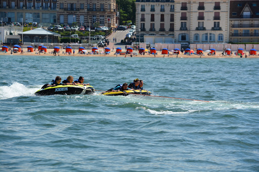 Photo de CABOURG JET - Scooter des mers, bouée tractée, flyboard à Cabourg (14390)