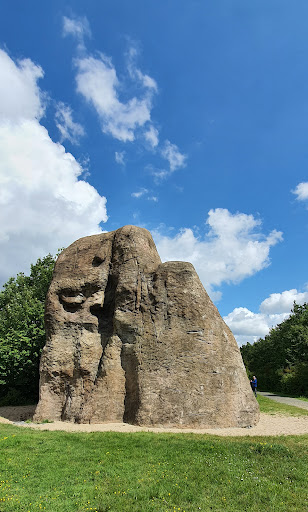 Felsskulptur "Monument for a Forgotten Future"