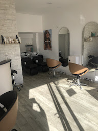 Photo n°4 de Instant coiffure à Saint-Laurent-du-Var (Salon de coiffure)