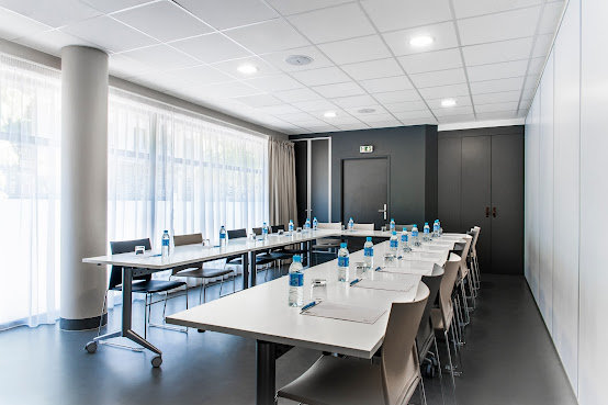 Best Western Plus Suitcase Paris La Défense. by null